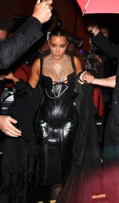 Kim Kardashian arrives at All s Fair afterparty in London England London 22 Oct 2025 Kim Kardashian pictured arriving at the aftershow party for All s Fair TV show on arrival, Kim got soaking wet with rain from security umbrella, Credit:James Smart Pictures Avalon  Copyright: xJamesxSmartxPicturesx xAvalonx 1047425420