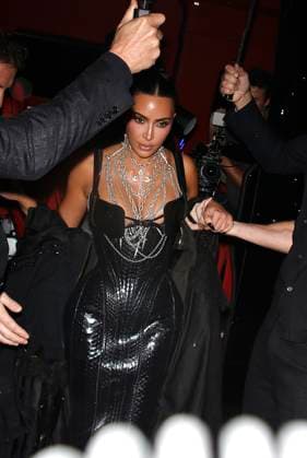 Kim Kardashian arrives at All s Fair afterparty in London England London 22 Oct 2025 Kim Kardashian pictured arriving at the aftershow party for All s Fair TV show on arrival, Kim got soaking wet with rain from security umbrella, Credit:James Smart Pictures Avalon  Copyright: xJamesxSmartxPicturesx xAvalonx 1047425424