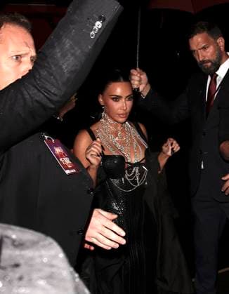 Kim Kardashian arrives at All s Fair afterparty in London England London 22 Oct 2025 Kim Kardashian pictured arriving at the aftershow party for All s Fair TV show on arrival, Kim got soaking wet with rain from security umbrella, Credit:James Smart Pictures Avalon  Copyright: xJamesxSmartxPicturesx xAvalonx 1047425431