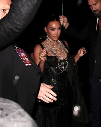 Kim Kardashian arrives at All s Fair afterparty in London England London 22 Oct 2025 Kim Kardashian pictured arriving at the aftershow party for All s Fair TV show on arrival, Kim got soaking wet with rain from security umbrella, Credit:James Smart Pictures Avalon  Copyright: xJamesxSmartxPicturesx xAvalonx 1047425436