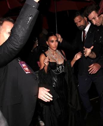 Kim Kardashian arrives at All s Fair afterparty in London England London 22 Oct 2025 Kim Kardashian pictured arriving at the aftershow party for All s Fair TV show on arrival, Kim got soaking wet with rain from security umbrella, Credit:James Smart Pictures Avalon  Copyright: xJamesxSmartxPicturesx xAvalonx 1047425439