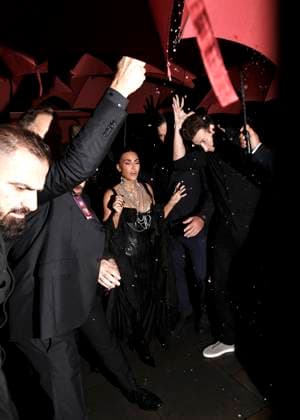 Kim Kardashian arrives at All s Fair afterparty in London England London 22 Oct 2025 Kim Kardashian pictured arriving at the aftershow party for All s Fair TV show on arrival, Kim got soaking wet with rain from security umbrella, Credit:James Smart Pictures Avalon  Copyright: xJamesxSmartxPicturesx xAvalonx 1047425443