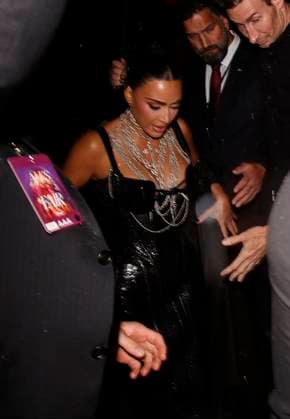 Kim Kardashian arrives at All s Fair afterparty in London England London 22 Oct 2025 Kim Kardashian pictured arriving at the aftershow party for All s Fair TV show on arrival, Kim got soaking wet with rain from security umbrella, Credit:James Smart Pictures Avalon  Copyright: xJamesxSmartxPicturesx xAvalonx 1047425451