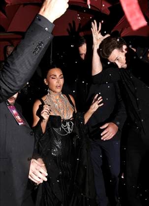 Kim Kardashian arrives at All s Fair afterparty in London England London 22 Oct 2025 Kim Kardashian pictured arriving at the aftershow party for All s Fair TV show on arrival, Kim got soaking wet with rain from security umbrella, Credit:James Smart Pictures Avalon  Copyright: xJamesxSmartxPicturesx xAvalonx 1047426402