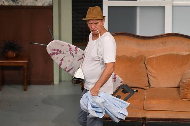 Entertainment Themen der Woche KW43 Hausmeister Krause - Du lebst nur zweimal am 22.10.2025 im Theater & Konzerthaus in Solingen Tom Gerhardt als Dieter Krause steht am 22.10.2025 in Solingen auf der Bühne. *** Janitor Krause You only live twice on 22 10 2025 at the Theater Konzerthaus in Solingen Tom Gerhardt as Dieter Krause is on stage on 22 10 2025 in Solingen xRx