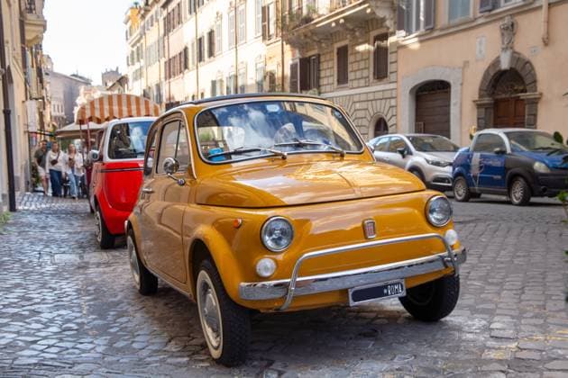 Ein gelber Fiat 500 parkt in einer Gasse im Zentrum von Rom *** A yellow Fiat 500 parked in an alley in the center of Rome Copyright: xUdoxHerrmannx