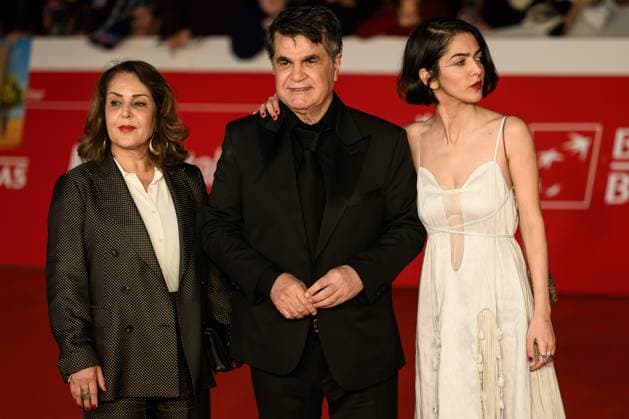 News - Festa del Cinema Roma 2025 - DAY 8 Tahereh Saeedi, Jafar Panahi and Solmaz Panahi attend the Yek Tasadof-E Sade (It Was Just An Accident) red carpet during the 20th Rome Film Festival at Auditorium Parco Della Musica on October 22, 2025 in Rome, Italy. Rome Auditorium Parco della Musica Italy Copyright: xDomenicoxCippitellix xLiveMediax LPN_2095781