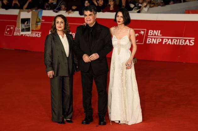 News - Festa del Cinema Roma 2025 - DAY 8 Tahereh Saeedi, Jafar Panahi and Solmaz Panahi attend the Yek Tasadof-E Sade (It Was Just An Accident) red carpet during the 20th Rome Film Festival at Auditorium Parco Della Musica on October 22, 2025 in Rome, Italy. Rome Auditorium Parco della Musica Italy Copyright: xDomenicoxCippitellix xLiveMediax LPN_2095784
