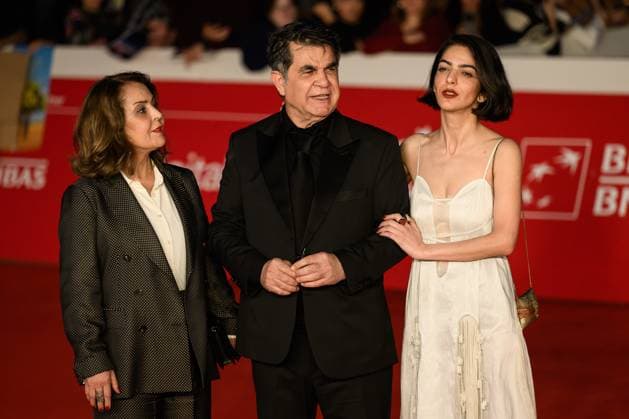 News - Festa del Cinema Roma 2025 - DAY 8 Tahereh Saeedi, Jafar Panahi and Solmaz Panahi attend the Yek Tasadof-E Sade (It Was Just An Accident) red carpet during the 20th Rome Film Festival at Auditorium Parco Della Musica on October 22, 2025 in Rome, Italy. Rome Auditorium Parco della Musica Italy Copyright: xDomenicoxCippitellix xLiveMediax LPN_2095788