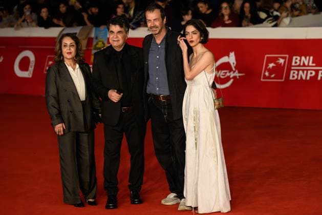 News - Festa del Cinema Roma 2025 - DAY 8 Tahereh Saeedi, Jafar Panahi, Andrea Occhipinti and Solmaz Panahi attend the Yek Tasadof-E Sade (It Was Just An Accident) red carpet during the 20th Rome Film Festival at Auditorium Parco Della Musica on October 22, 2025 in Rome, Italy. Rome Auditorium Parco della Musica Italy Copyright: xDomenicoxCippitellix xLiveMediax LPN_2095791