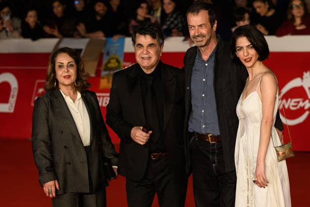 News - Festa del Cinema Roma 2025 - DAY 8 Tahereh Saeedi, Jafar Panahi, Andrea Occhipinti and Solmaz Panahi attend the Yek Tasadof-E Sade (It Was Just An Accident) red carpet during the 20th Rome Film Festival at Auditorium Parco Della Musica on October 22, 2025 in Rome, Italy. Rome Auditorium Parco della Musica Italy Copyright: xDomenicoxCippitellix xLiveMediax LPN_2095794