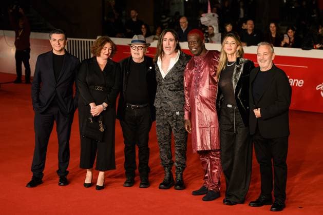 News - Festa del Cinema Roma 2025 - DAY 8 Enrico Bufalini, Raffaella Palladio, Mauro Pagani, Manuel Agnelli, Badara Seck, Cristiana Mainardi and Lionello Cerri attend the Andando Dove Non So. Mauro Pagani, Una Vita Da Fuggiasco red carpet during the 20th Rome Film Festival at Auditorium Parco Della Musica on October 22, 2025 in Rome, Italy. Rome Auditorium Parco della Musica Italy Copyright: xDomenicoxCippitellix xLiveMediax LPN_2096188