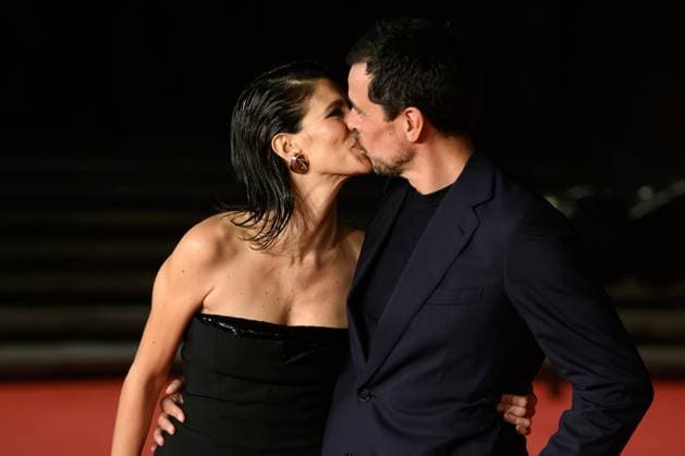 October 22, 2025, Rome, Italy: Giulia Bevilacqua, wearing Alberta Ferretti, kisses Nicola Capodanno as they attend the Elena Del Ghetto red carpet during the 20th Rome Film Festival at Auditorium Parco della Musica in Rome (Italy), October 22, 2025. Rome Italy  - ZUMAi110 20251022_zna_i110_298 Copyright: xAndreaxStacciolix