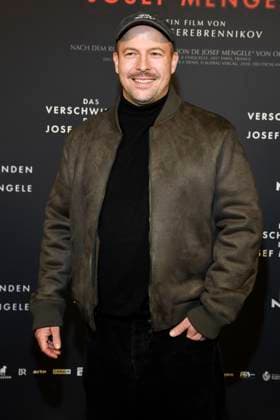 abb Mengele David Ruland as a guest on the red carpet at the movie premiere DAS VERSCHWINDEN DES JOSEF MENGELE at Delphi Filmpalast on 22 11 2025 in Berlin Berlin Germany