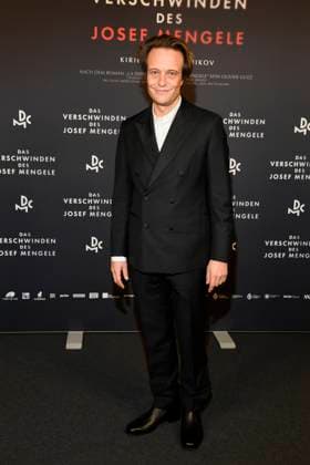 abb Mengele August Diehl as a guest on the red carpet at the movie premiere DAS VERSCHWINDEN DES JOSEF MENGELE at Delphi Filmpalast on November 22, 2025 in Berlin Berlin Germany