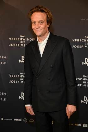 abb Mengele August Diehl as a guest on the red carpet at the movie premiere DAS VERSCHWINDEN DES JOSEF MENGELE at Delphi Filmpalast on November 22, 2025 in Berlin Berlin Germany
