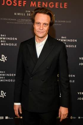 abb Mengele August Diehl as a guest on the red carpet at the movie premiere DAS VERSCHWINDEN DES JOSEF MENGELE at Delphi Filmpalast on November 22, 2025 in Berlin Berlin Germany