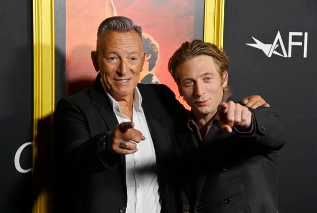 Entertainment Themen der Woche KW43 Cast member Jeremy Allen White (R( and Bruce Springsteen attend the AFI opening night premiere of the biographical drama Springsteen: Deliver Me From Nowhere at the TCL Chinese Theatre in the Hollywood section of Los Angeles on Wednesday, October 22, 2025. Storyline: Bruce Springsteen s journey crafting his 1982 album Nebraska, which emerged as he recorded Born in the USA with the E Street Band. Based on Warren Zanes book.  LAP20251022202 JIMxRUYMEN