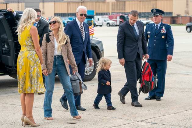 President Biden departs Washington for vacation. August 10, 2022, Joint Base Andrews, Maryland, USA: United States President Joe Biden walks with his grandson Beau Biden Jr.(2-R), son Hunter Biden (R), and Melissa Cohen (2-L) to board to board Air Force One at Joint Base Andrews, Maryland, USA, 10 August 2022 Copyright: xShawnxThewx-xPoolxviaxCNPx