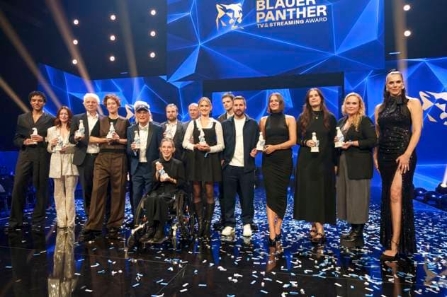 Esther Sedlaczek with the award winners at the presentation of the Blue Panther TV Streaming Award 2025 at BMW Welt Munich, 22 10 2025 Foto:xN.xKolinzx xFuturexImagex panther_5570