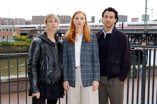 Entertainment Themen der Woche KW43 Sara Hjort Ditlevsen, Marleen Lohse und Serkan Kaya beim Fototermin am Set des NDR Thrillers Frau ohne Namen in der Banksstraße. Hamburg, 23.10.2025 *** Sara Hjort Ditlevsen, Marleen Lohse and Serkan Kaya at the photo shoot on the set of the NDR thriller Frau ohne Namen in Banksstraße Hamburg, 23 10 2025 Foto:xC.xTamckex xFuturexImagex frau_5004