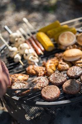 IMAGO Creative, Lifestyle, Feste im Garten #2 Grilled burgers, sausages and vegetables on barbecue in summer garden property released, IGEF00071