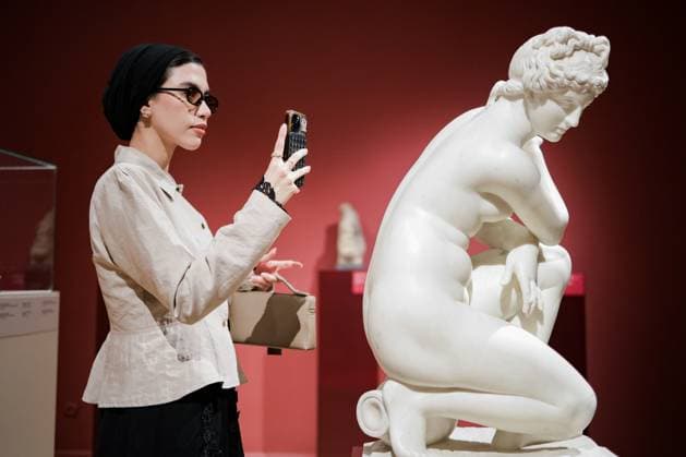 ARMENIA, YEREVAN - OCTOBER 23, 2025: A woman attends a ceremony to open Yerevan Fashion Week 2025 at the National Gallery of Armenia, the 3rd edition starting with an exhibition on art and fashion Yerevan Armenia  - ZUMAt113 20251023_zaa_t113_338 Copyright: xAlexanderxPatrinx