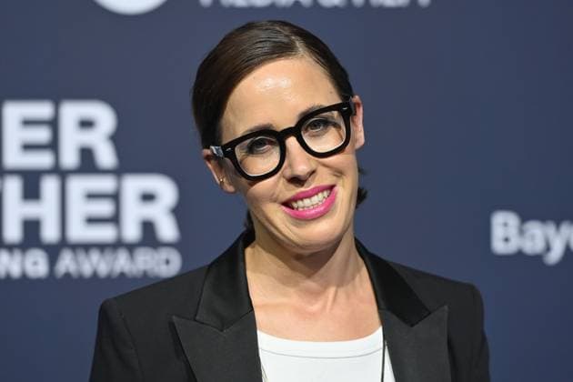 Eva Karl-Faltermeier (Kabarettistin), Einzelbild,angeschnittenes Einzelmotiv,Portraet,Portrait,Porträt. Roter Teppich,Blauer Panther TV und Streaming Award 2025 am 22.10.2025 in der BMW Welt Muenchen. *** Eva Karl Faltermeier cabaret artist, single image, cropped single motif, portrait, portrait, portrait red carpet, Blue Panther TV and Streaming Award 2025 on 22 10 2025 at BMW Welt Munich
