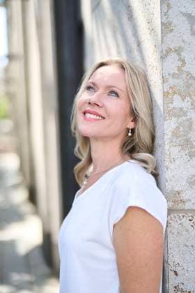 Smiling woman with blond hair in urban setting looking up in summer model released, Symbolfoto, PNEF03520