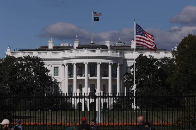 East Wing of the White House demolished, in Washington,, District of Columbia, USA. - 23 October 2025 The White House is seen in Washington, DC, USA, on October 23, 2025. President Donald Trump planned to construct a ballroom in the West Wing of the White House. US President Donald Trump thanked billionaires and top companies for donating to the new $250 million ballroom he is building at the White House. The guests included representatives from tech firms like Amazon, Apple, Meta, Google, Microsoft and Palantir and defense giant Lockheed Martin, according to US media citing a White House guest list. WASHINGTON DC UNITED STATES Copyright: xGENTxSHKULLAKUx