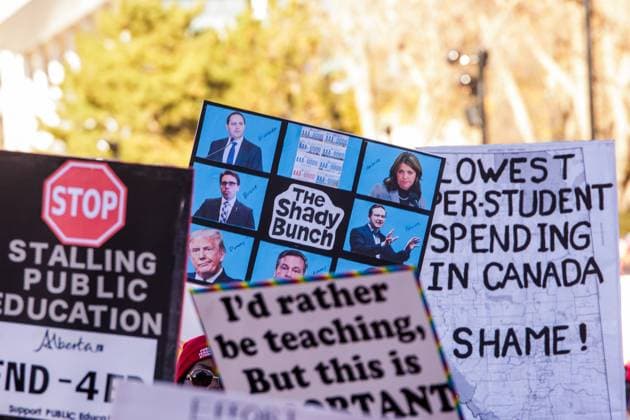 Striking Teachers and Supporting union members rally outside the Alberta Legislature in Edmonton - 23 Oct 2025 Protesters hold placards expressing their opinion during the demonstration. Over 20,000 people with various signs speaking out about the state of education under the current Premier Danielle Smith, rallied outside the Alberta Legislature as the Throne Speech was being read in the legislature. Teachers have been on strike since October 7th and have rejected 2 offers from the Province. The Main Issues are Class Sizes, Educational Assistant Support, and wages. Teachers made an offer to the province, which has not been responded to. The Province is expected to introduce back to work legislation Monday. Edmonton Canada Copyright: xRonxPalmerx xSOPAxImagesx 2025_10_23ATA_Teachers_Rally748035