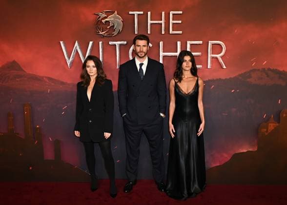 Freya Allan, Liam Hemsworth and Anya Chalotra attends The Witcher Season Four Global Premiere at the Curzon Mayfair in London, England. UK. Thursday 23rd October 2025 Copyright: xJamesxWarrenx THE WITCHER-SEASON 4 GLOBAL PREMIERE 16