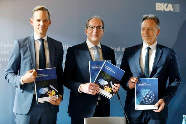 News Themen der Woche KW 43 News Bilder des Tages Hendrik Streeck, Alexander Dobrindt und Holger Münch bei der Pressekonferenz Bundeslagebilder Organisierte Kriminalität und Rauschgift im Bundeskriminalamt. Wiesbaden, 24.10.2025 *** Hendrik Streeck, Alexander Dobrindt and Holger Münch at the press conference Federal Situation Reports on Organized Crime and Narcotics at the Federal Criminal Police Office Wiesbaden, 24 10 2025 Foto:xAgenturxWehnertx xGränzdörferx xFuturexImagex kriminalitaet_5002