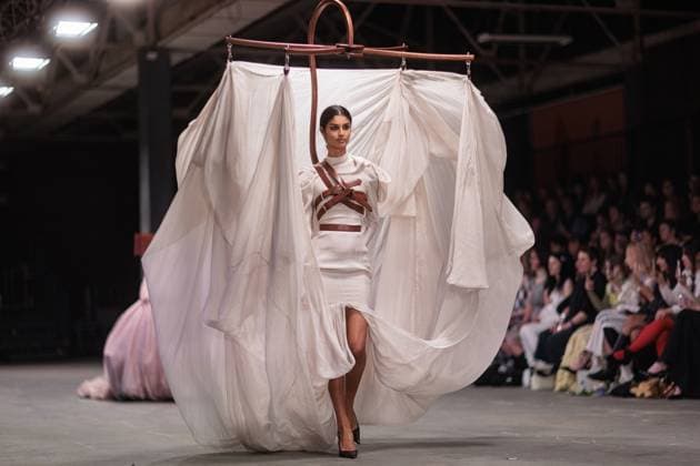 Entertainment Bilder des Tages MELBOURNE FASHION WEEK 2025, Model Wearing design by Caroline Caroline during Melbourne Fashion Week at Younghusband, Melbourne, Friday, October 24, 2025. ( NO ARCHIVING MELBOURNE VICTORIA AUSTRALIA  Copyright: xNADIRxKINANIx 20251024193914933295