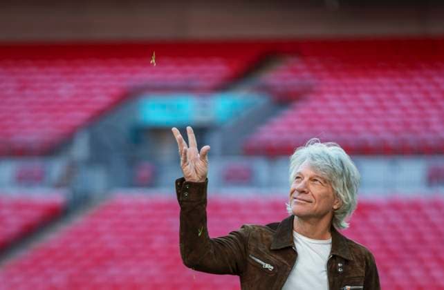 Entertainment Themen der Woche KW43 Entertainment Bilder des Tages Jon Bon Jovi press conference at Wembley Stadium, in London, UK, on 24th October 2025 Jon Bon Jovi poses for photos on the pitch after a press conference at Wembley Stadium, in London, UK, on 24th October 2025, Credit:James Shaw Avalon UNITED KINGDOM, LONDON, London  Copyright: xJamesxShawx xAvalonx 1047819195