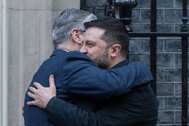 News Themen der Woche KW 43 News Bilder des Tages October 24, 2025, London, England, United Kingdom: Ukrainian President VOLODYMYR ZELENSKYY arrives at 10 Downing Street in London, United Kingdom, for talks with Prime Minister KEIR STARMER and other European leaders on 24 October 2025. London United Kingdom - ZUMAk172 20251024_zip_k172_029 Copyright: xThomasxKrychx