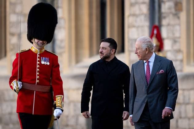 News Themen der Woche KW 43 News Bilder des Tages . 24 10 2025. Windsor, United Kingdom. King Charles III with Ukrainian President Volodymyr Zelensky where they inspected a Guard of Honour at Windsor Castle, United Kingdom.  xPoolx xi-Imagesx IIM-26325-0020