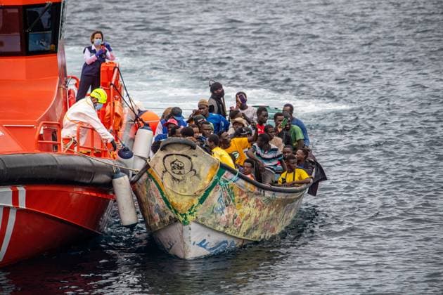 News Themen der Woche KW 43 News Bilder des Tages 73 migrants arrive to El Hierro in a cayuco, after five days of crossing from Senegal Salvamento marítimo finds a cayuco with 73 people, before arriving at the dock of La Restinga, October 24, 2025, on the island of El Hierro, Canary Islands Spain A cayuco with 73 men arrived at noon at the dock of La Restinga, The boat, escorted by the Salvamar Navia , was detected eight miles south of the island The migrants reported having sailed for five days from Senegal 24 OCTOBER 2025 BLACK RACIALIZED MIGRANTS IMMIGRANTS IMMIGRANTS El Hierro, Canary Islands El Hierro, Canary Islands Spain  Copyright: xAntonioxSemperex 7053060