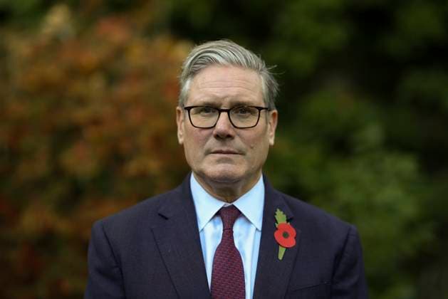 Prime Minister Keir Starmer buys a poppy on the steps of No10 24 10 2025. London, United Kingdom. Prime Minister Keir Starmer poses for a portrait after buying a poppy from the Royal British Legion on the steps of 10 Downing Street., Credit:Simon Dawson Avalon United Kingdom, Greater London, London, 10 Downing Street  Copyright: xSimonxDawsonx xAvalonx 1047853251