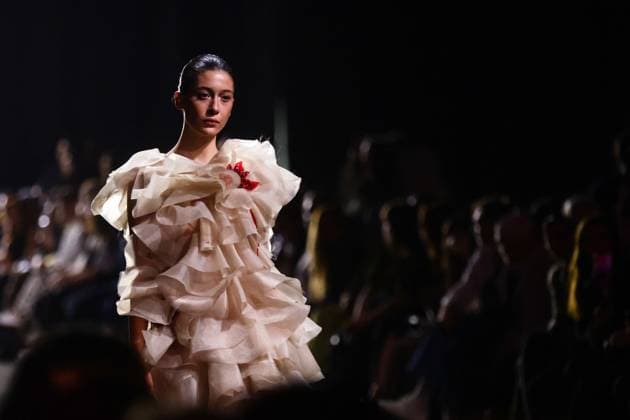 Entertainment Bilder des Tages ARMENIA, YEREVAN - OCTOBER 24, 2025: A woman models creations during a runway show for AAVVA, a Dubai-based fashion brand, as part of Yerevan Fashion Week 2025 at the Meridian Expo and Event Centre Yerevan Armenia  - ZUMAt113 20251024_zaa_t113_327 Copyright: xAlexanderxPatrinx