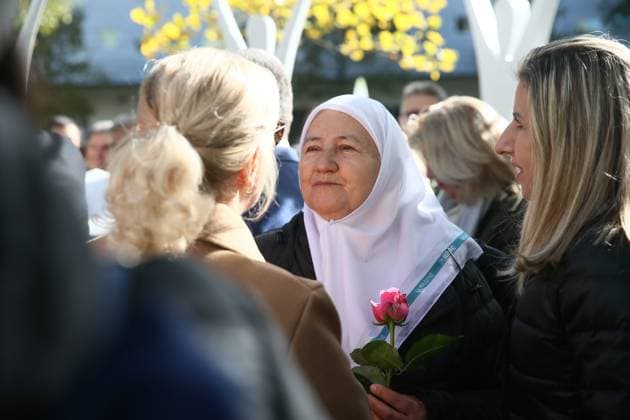 News Themen der Woche KW 43 News Bilder des Tages Vienna unveils monument honoring Srebrenica Genocide victims VIENNA, AUSTRIA - OCTOBER 24: Representatives of the Bosniak community living in Vienna attend the opening ceremony of Srebrenica Flower Monument , which built to commemorate the victims of the Srebrenica genocide in Austria, on October 24, 2025. Salih Okuroglu Anadolu Vienna Austria. Editorial use only. Please get in touch for any other usage.  Copyright: x2025xAnadoluxSalihxOkuroÄülux