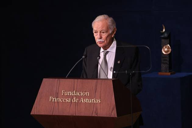 2025 Princess of Asturias Awards Ceremony Eduardo Mendoza, 2025 Princess of Asturias Award for Literature, during the 2025 Princess of Asturias Awards Ceremony held at the Campoamor Theater, on October 24, 2025, in Oviedo Spain he Princess of Asturias Foundation has designed an extensive program of more than seventy cultural activities for the forty-fifth Princess of Asturias Awards, The program includes concerts, film series, exhibitions, art installations and group workshops The laureates will be the protagonists of meetings with the public, meetings with experts in their respective fields and activities with students from various schools in Asturias FAMOSOSOS PREMIOS PRINCESA DE ASTURIAS Raú Oviedo Oviedo Spain Copyright: xRaulxTerrelx 7053414