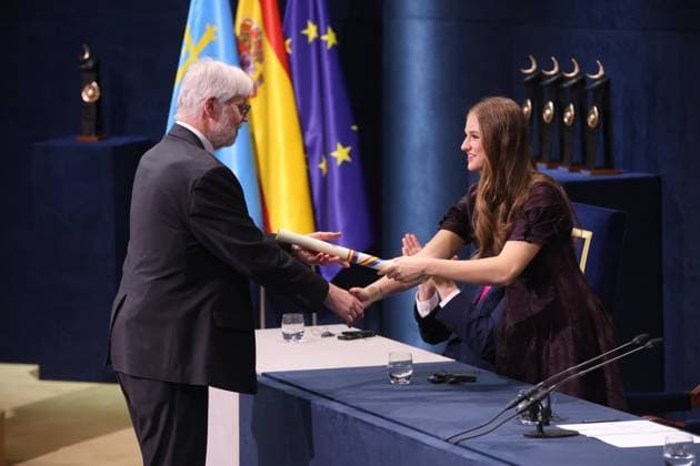 2025 Princess of Asturias Awards Ceremony Douglas Massey, Princess of Asturias Award for Social Sciences, and Princess Leonor, during the 2025 Princess of Asturias Awards Ceremony held at the Campoamor Theater, on October 24, 2025, in Oviedo, Spain The Princess of Asturias Foundation has designed an extensive program of more than seventy cultural activities for the forty-fifth Princess of Asturias Awards ceremony, The program includes concerts, film series, exhibitions, art installations and group workshops The laureates will be the protagonists of meetings with the public, meetings with experts in their respective fields and activities with students from various schools in Asturias FAMOSOSOS PREMIOS PRINCESA DE ASTURIAS Raú Oviedo Oviedo Copyright: xRaulxTerrelx 7053512