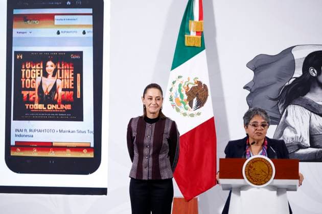 Mexico s President, Claudia Sheinbaum Pardo, is seen behind while Secretary of Anti-Corruption and Good Government Raquel Buenrostro speaking during a briefing about the extinction of the Natural Disaster Fund (Fonden) because the support did not reach the victims due to several acts of corruption. at National Palace. on October 24, 2025 in Mexico City, Mexico. Mexico City Mexico - ZUMAe321 20251024_zia_e321_004 Copyright: xLuisxBarronx
