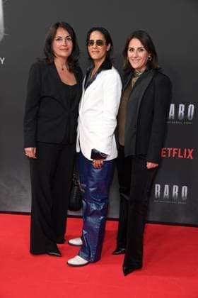 Düzen Tekkal with sisters Tülin Tekkal and Tuna Tekkal at the premiere of the Netflix documentary highlight BABO DIE HAFTBEFEHL STORY at the Astor Film Lounge in Berlin on 24 10 2025