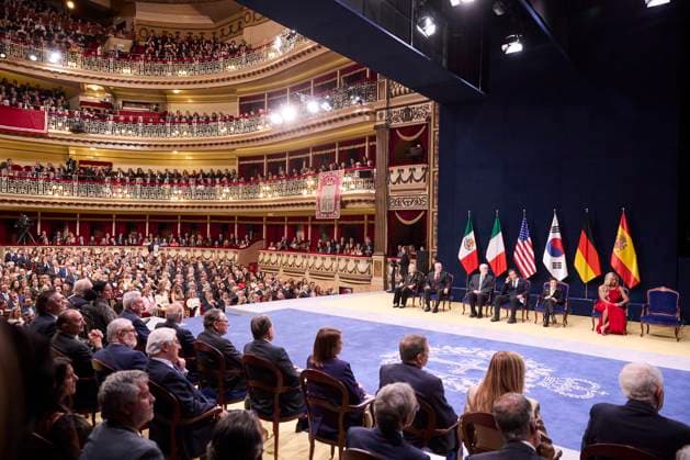 October 24, 2025, Oviedo, Oviedo, Spain: KING FELIPE VI of Spain, QUEEN LETIZIA of Spain, FORMER QUEEN SOFIA, CROWN PRINCESS LEONOR of Spain and PRINCESS SOFIA of Spain attend the Princesa de Asturias Awards 2025 ceremony Oviedo Spain - ZUMAc260 20251024_zep_c260_047 Copyright: xMikexChicorrox