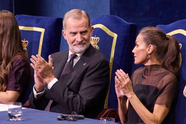October 24, 2025, Oviedo, Oviedo, Spain: KING FELIPE VI of Spain, QUEEN LETIZIA of Spain, FORMER QUEEN SOFIA, CROWN PRINCESS LEONOR of Spain and PRINCESS SOFIA of Spain attend the Princesa de Asturias Awards 2025 ceremony Oviedo Spain - ZUMAc260 20251024_zep_c260_076 Copyright: xMikexChicorrox