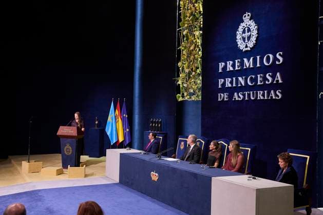 October 24, 2025, Oviedo, Oviedo, Spain: KING FELIPE VI of Spain, QUEEN LETIZIA of Spain, FORMER QUEEN SOFIA, CROWN PRINCESS LEONOR of Spain and PRINCESS SOFIA of Spain attend the Princesa de Asturias Awards 2025 ceremony Oviedo Spain - ZUMAc260 20251024_zep_c260_083 Copyright: xMikexChicorrox