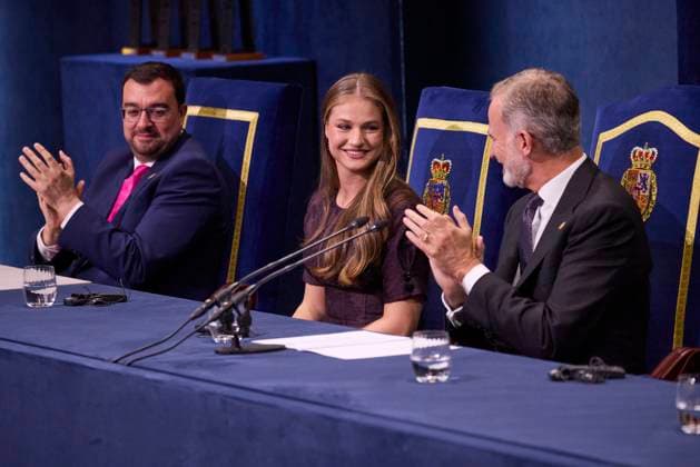 October 24, 2025, Oviedo, Oviedo, Spain: KING FELIPE VI of Spain, QUEEN LETIZIA of Spain, FORMER QUEEN SOFIA, CROWN PRINCESS LEONOR of Spain and PRINCESS SOFIA of Spain attend the Princesa de Asturias Awards 2025 ceremony Oviedo Spain - ZUMAc260 20251024_zep_c260_088 Copyright: xMikexChicorrox