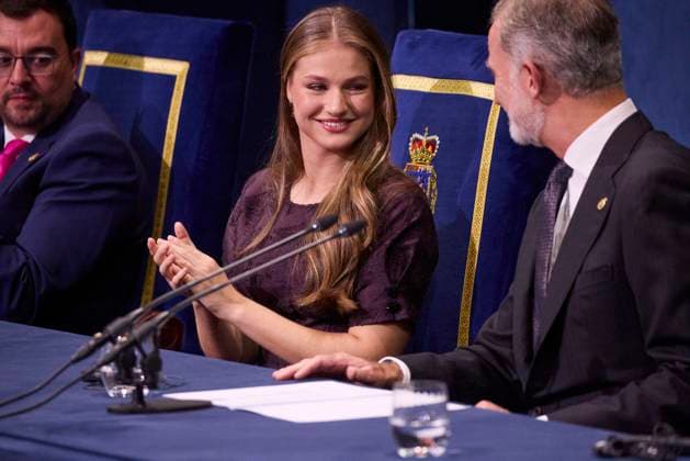 October 24, 2025, Oviedo, Oviedo, Spain: KING FELIPE VI of Spain, QUEEN LETIZIA of Spain, FORMER QUEEN SOFIA, CROWN PRINCESS LEONOR of Spain and PRINCESS SOFIA of Spain attend the Princesa de Asturias Awards 2025 ceremony Oviedo Spain - ZUMAc260 20251024_zep_c260_094 Copyright: xMikexChicorrox